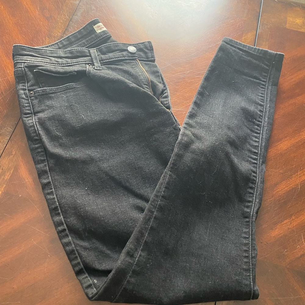 Levies Classic Black Skinny Jeans for Women - Picture 4 of 6